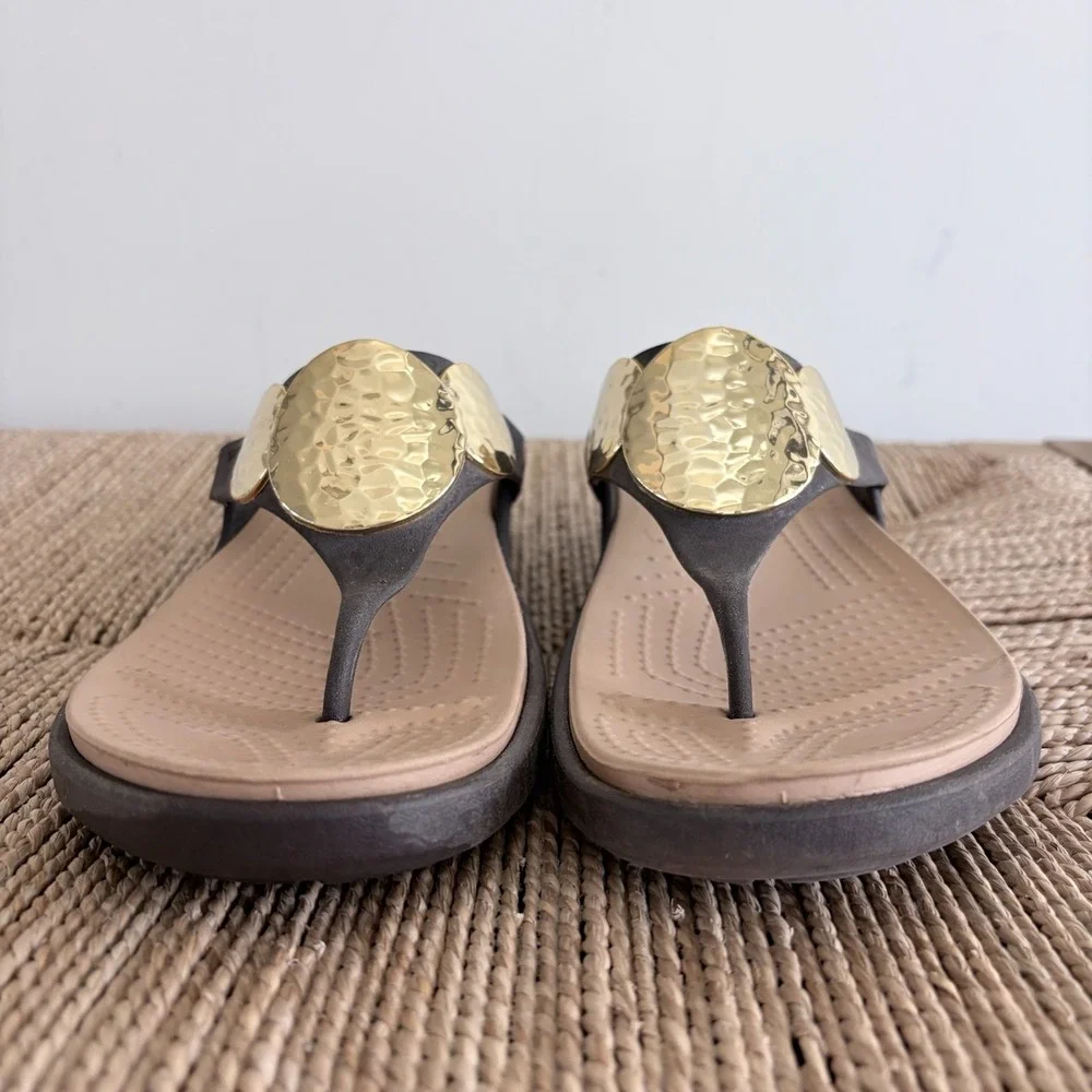 Crocs Sanrah Hammered Circle Wedge Flip Flop Sandals Women Sz 11 Espresso Gold - Picture 2 of 9